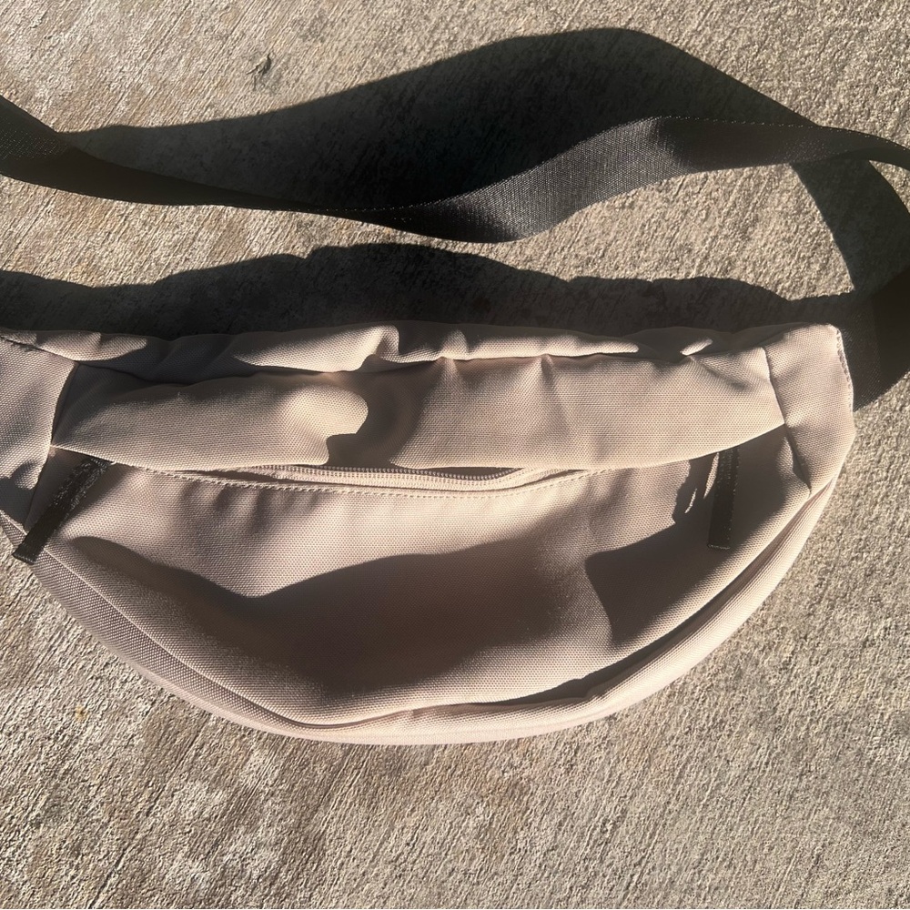 Everlane Women's grayish neutral crossbody bag - Picture 5 of 5
